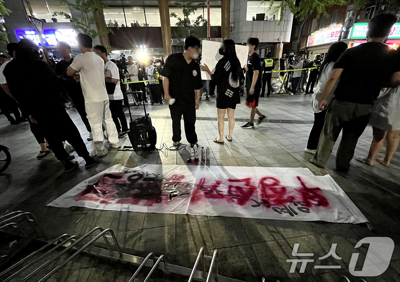 (대구=뉴스1) 공정식 기자 = 4일 오전 대구 달서구 김부겸 더불어민주당 대구시장 후보 선거캠프 앞에서 '6·3 지방선거 투표용지 부족' 사태 관련, 부정선거를 주장하는 시민들이 …
