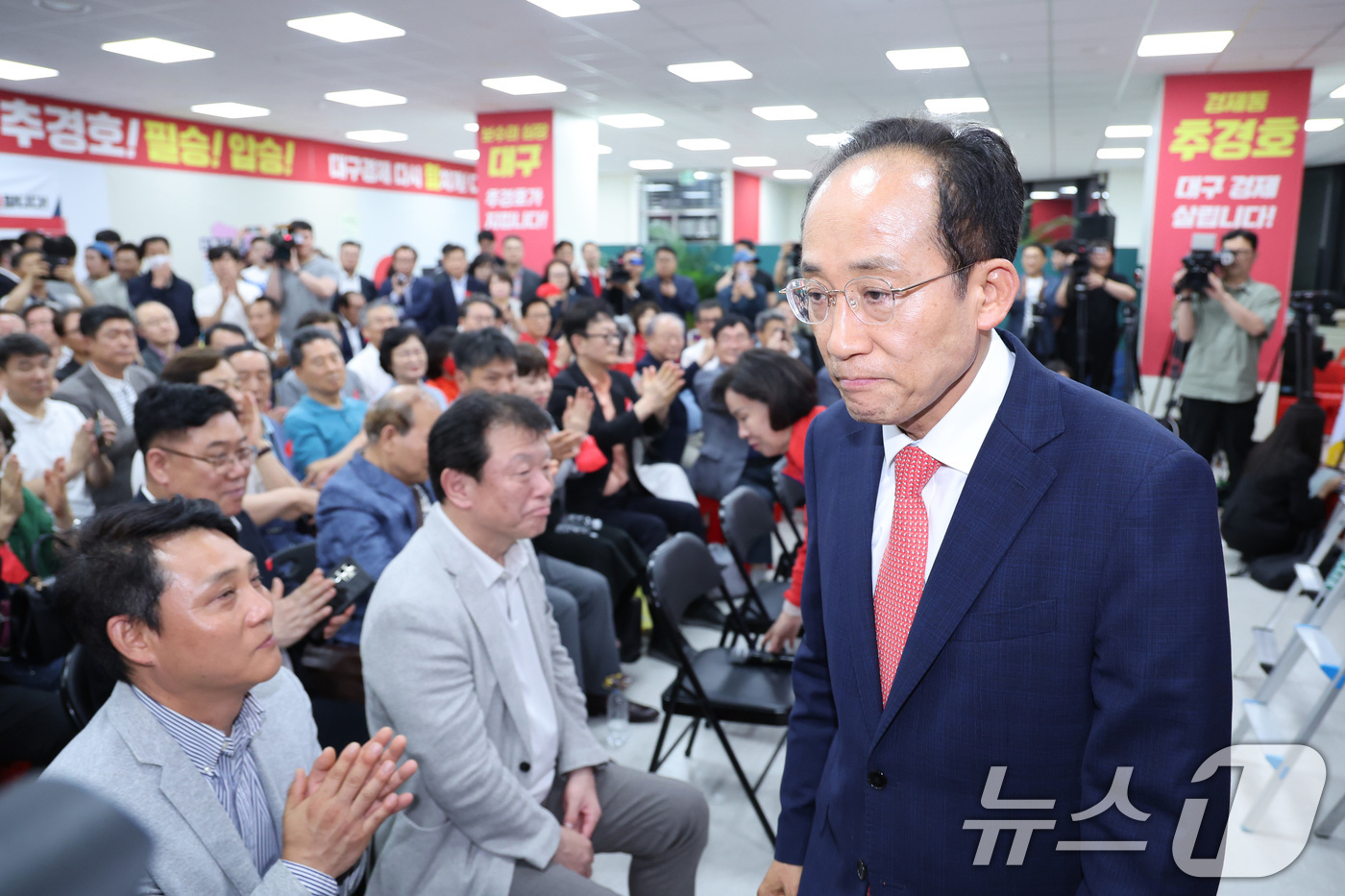 (대구=뉴스1) 신웅수 기자 = 추경호 국민의힘 대구시장 후보가 4일 대구 수성구에 마련된 자신의 선거사무소에서 에서 개표 상황에 대한 입장을 밝히고 있다. 2026.6.4/뉴스1 …