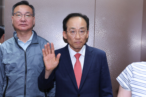 인사하는 추경호 대구시장 후보
