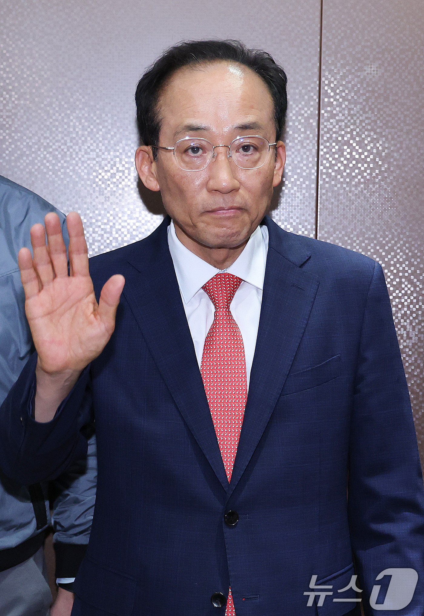 (대구=뉴스1) 신웅수 기자 = 추경호 국민의힘 대구시장 후보가 4일 대구 수성구에 마련된 자신의 선거사무소를 나서며 지지자들에게 손인사를 하고 있다. 2026.6.4/뉴스1