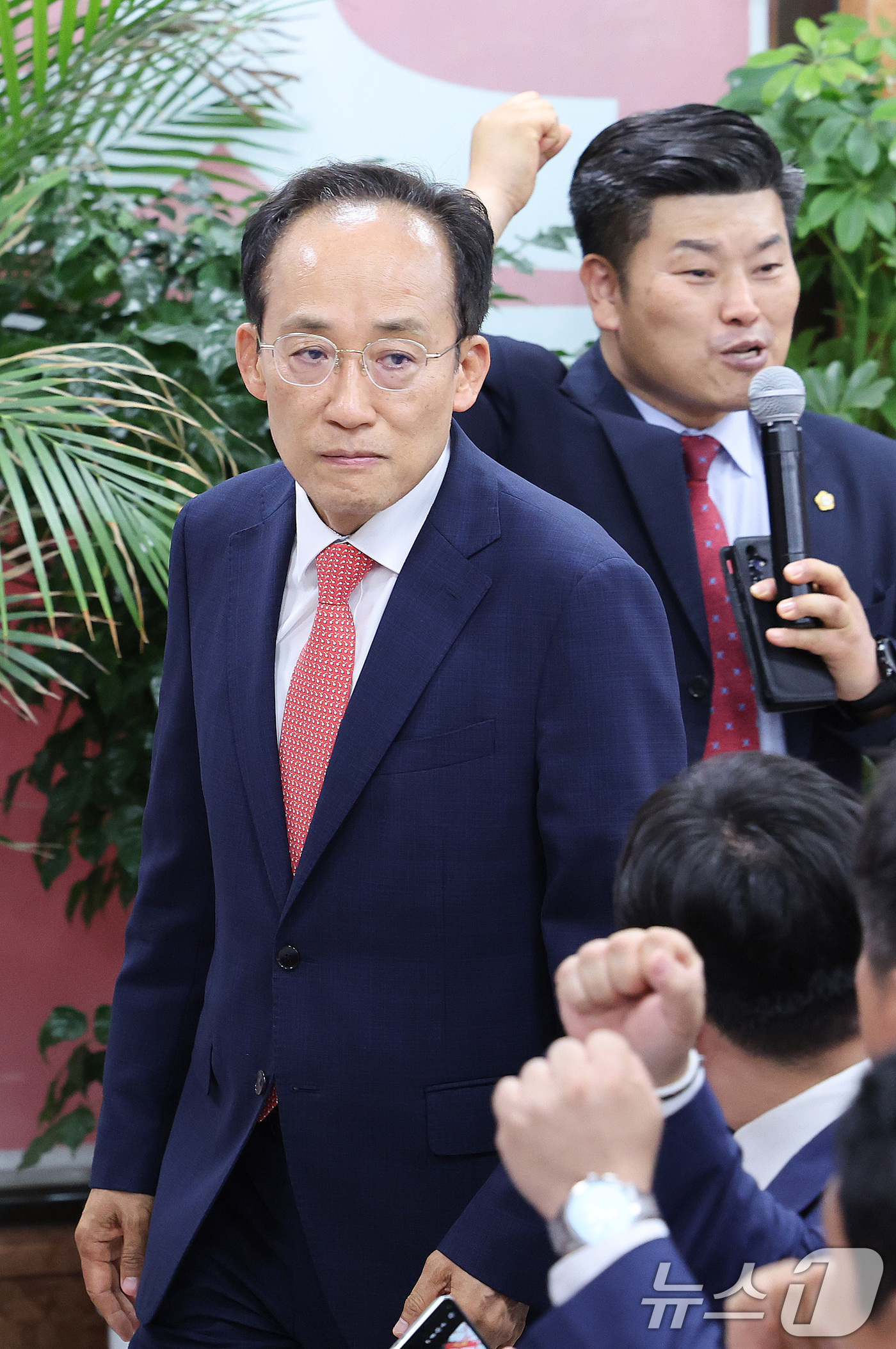 (대구=뉴스1) 신웅수 기자 = 추경호 국민의힘 대구시장 후보가 4일 대구 수성구에 마련된 자신의 선거사무소로 들어서고 있다. 2026.6.4/뉴스1