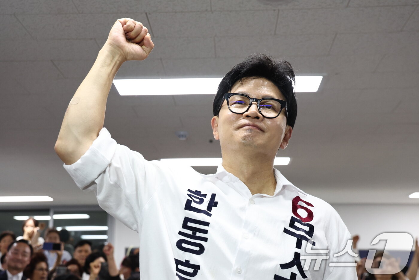 본문 이미지 - 한동훈 무소속 부산 북구갑 국회의원 후보가 4일 새벽 부산 북구 선거사무소에서 당선이 확정되자 주먹을 불끈 쥐어 들고 있다. 2026.6.4 ⓒ 뉴스1 최지환 기자