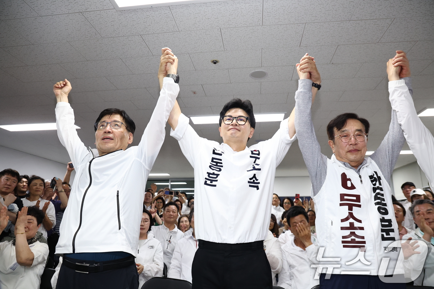 (부산=뉴스1) 최지환 기자 = 한동훈 무소속 부산 북구갑 국회의원 후보가 4일 새벽 부산 북구 선거사무소에서 당선이 확정되자 서병수 명예 선대위원장 등과 손을 맞잡아 들고 있다. …