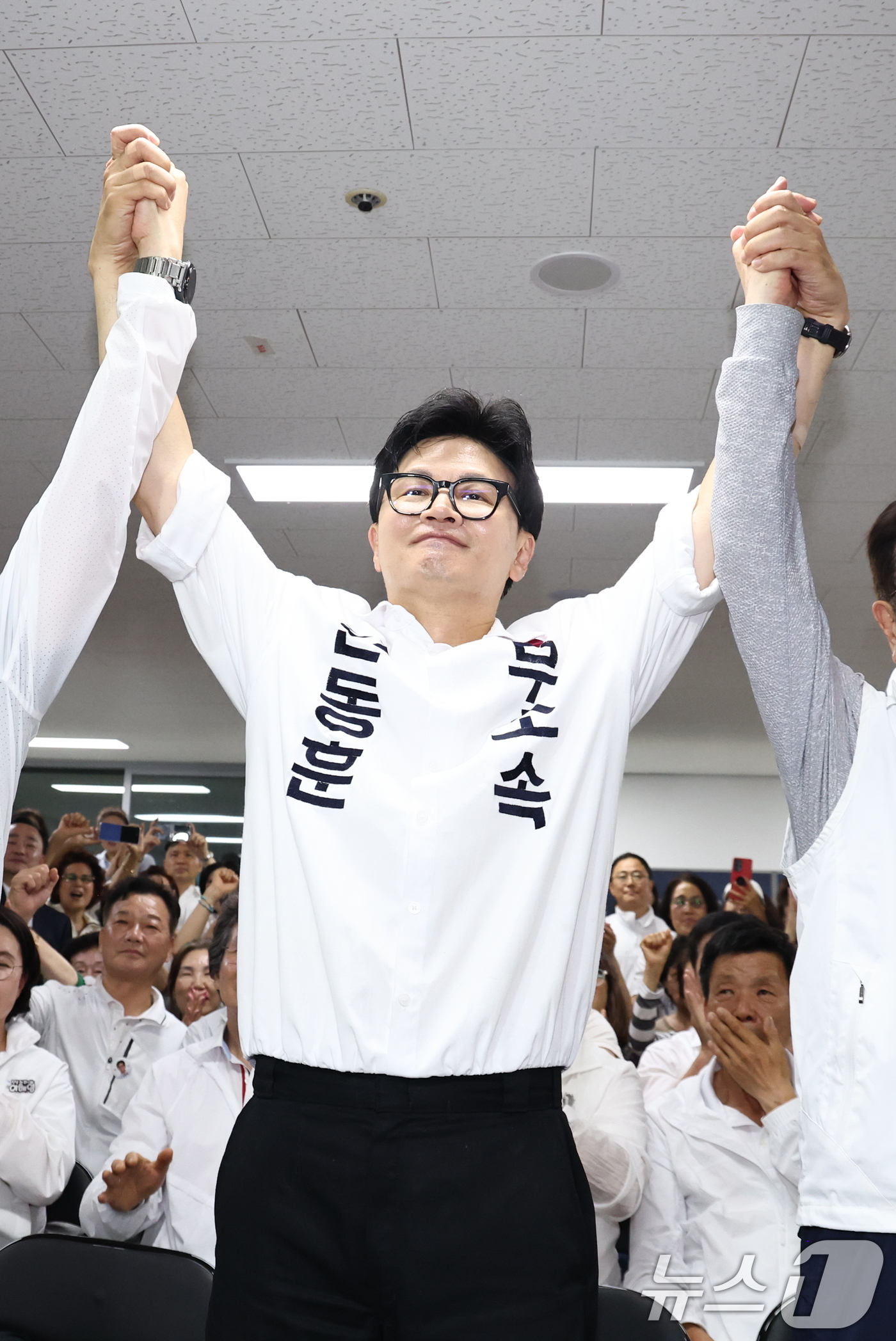 (부산=뉴스1) 최지환 기자 = 한동훈 무소속 부산 북구갑 국회의원 후보가 4일 새벽 부산 북구 선거사무소에서 당선이 확정되자 서병수 명예 선대위원장 등과 손을 맞잡아 들고 있다. …
