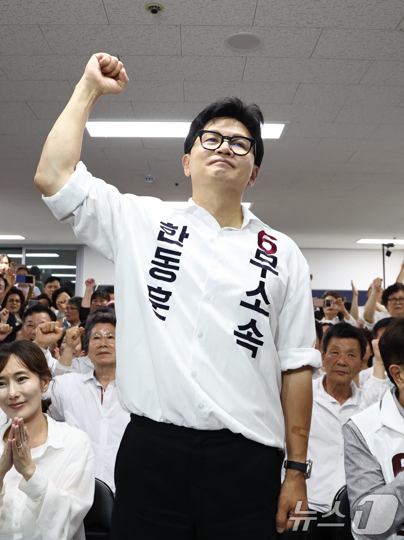 (부산=뉴스1) 최지환 기자 = 한동훈 무소속 부산 북구갑 국회의원 후보가 4일 새벽 부산 북구 선거사무소에서 당선이 확정되자 주먹을 불끈 쥐어 들고 있다. 2026.6.4/뉴스1 …