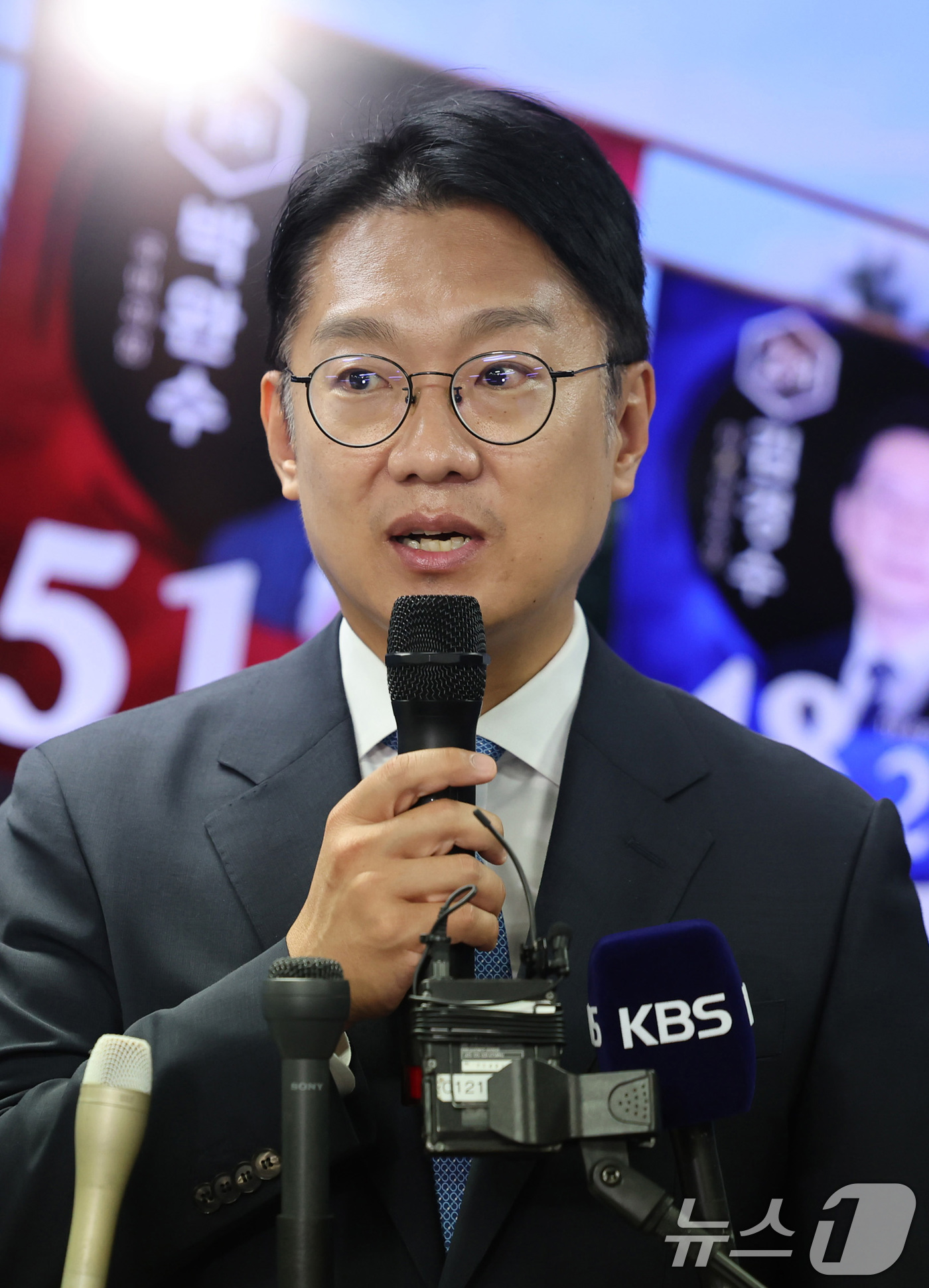 (인천=뉴스1) 이호윤 기자 = 김남준 더불어민주당 계양을 국회의원 보궐선거 후보가 4일 인천 계양구 선거사무소에서 당선이 유력해지자 소감을 밝히고 있다. (공동취재) 2026.6 …
