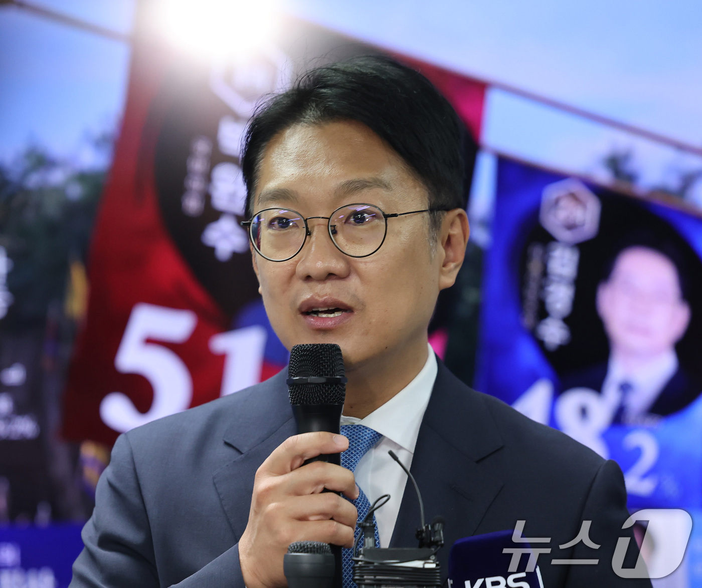 (인천=뉴스1) 이호윤 기자 = 김남준 더불어민주당 계양을 국회의원 보궐선거 후보가 4일 인천 계양구 선거사무소에서 당선이 유력해지자 소감을 밝히고 있다. (공동취재) 2026.6 …