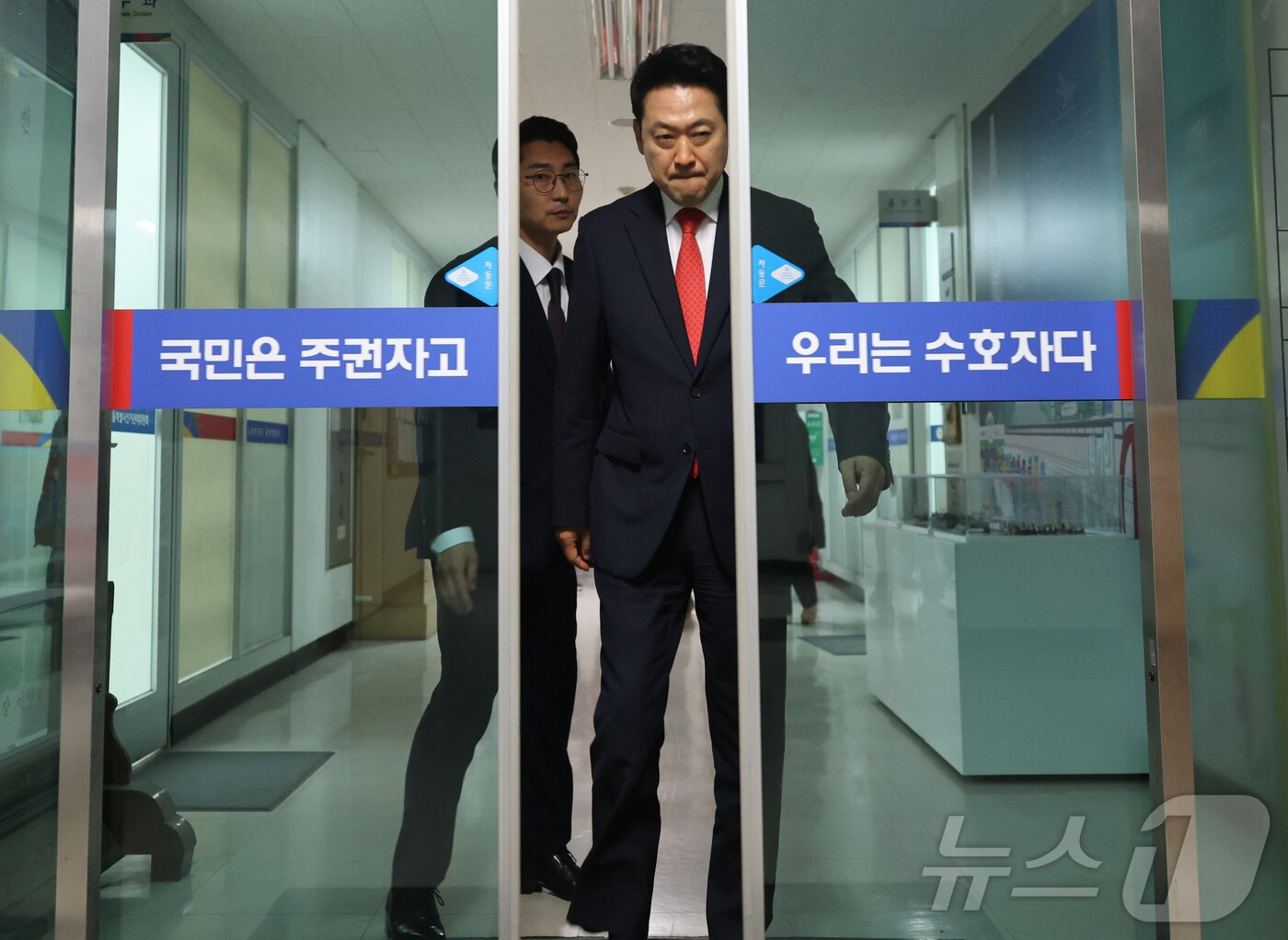 본문 이미지 - 장동혁 국민의힘 상임선거대책위원장이 4일 새벽 6.3 지방선거 투표소 용지 부족 사태와 관련해 서울시선거관리위원회를 항의 방문한 뒤 나서고 있다. (공동취재) 2026.6.4 ⓒ 뉴스1 황기선 기자