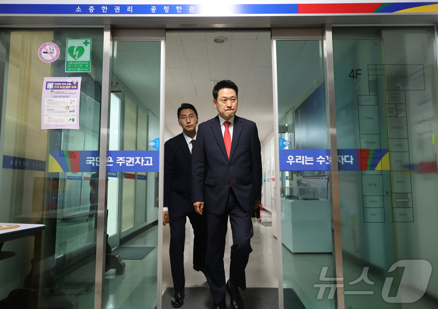 (서울=뉴스1) 황기선 기자 = 장동혁 국민의힘 상임선거대책위원장이 4일 새벽 6.3 지방선거 투표소 용지 부족 사태와 관련해 서울시선거관리위원회를 항의 방문한 뒤 나서고 있다. …