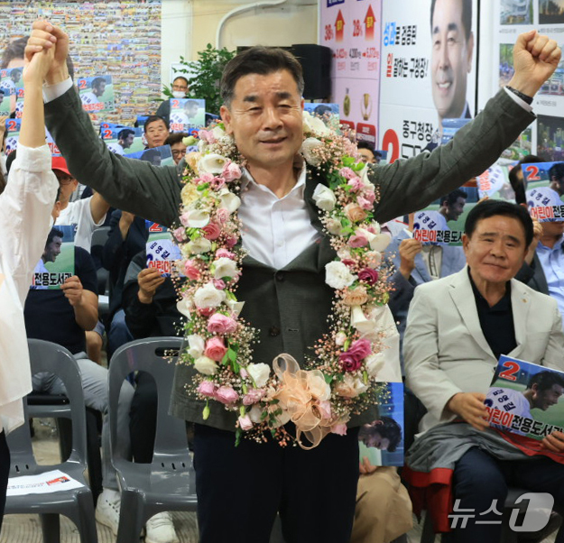 (울산=뉴스1) 조민주 기자 = 김영길 국민의힘 울산 중구청장 후보가 4일 울산 중구에 마련된 자신의 선거캠프에서 당선이 확실시 되자 꽃목걸이를 걸고 환호하고 있다. (김영길 후보 …