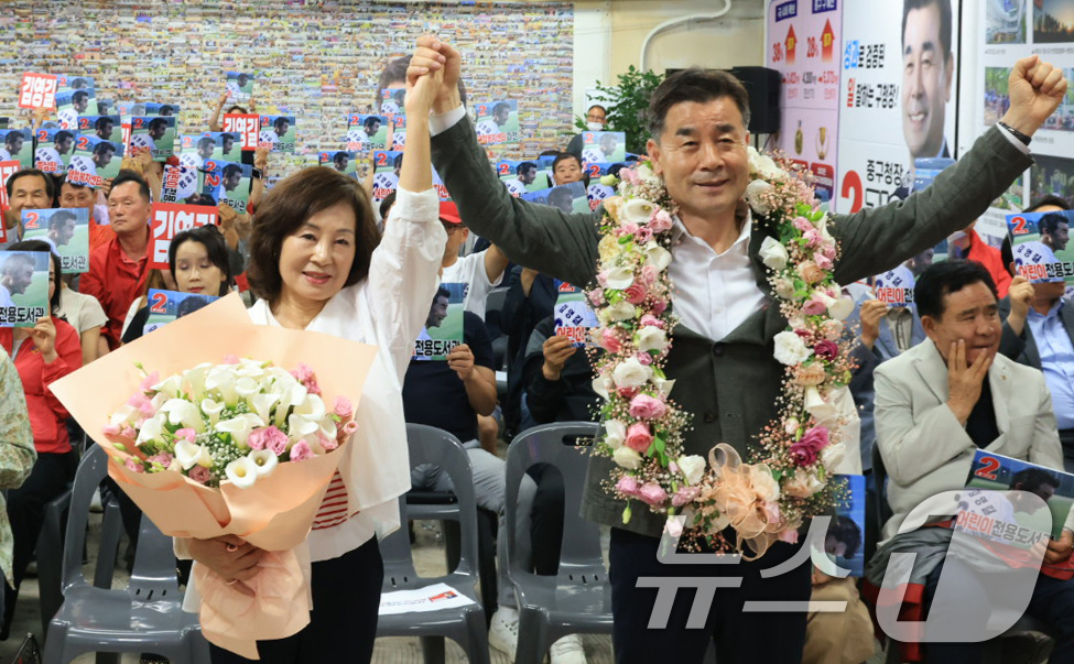 (울산=뉴스1) 조민주 기자 = 김영길 국민의힘 울산 중구청장 후보가 4일 울산 중구에 마련된 자신의 선거캠프에서 당선이 확실시 되자 꽃목걸이를 걸고 환호하고 있다. (김영길 후보 …