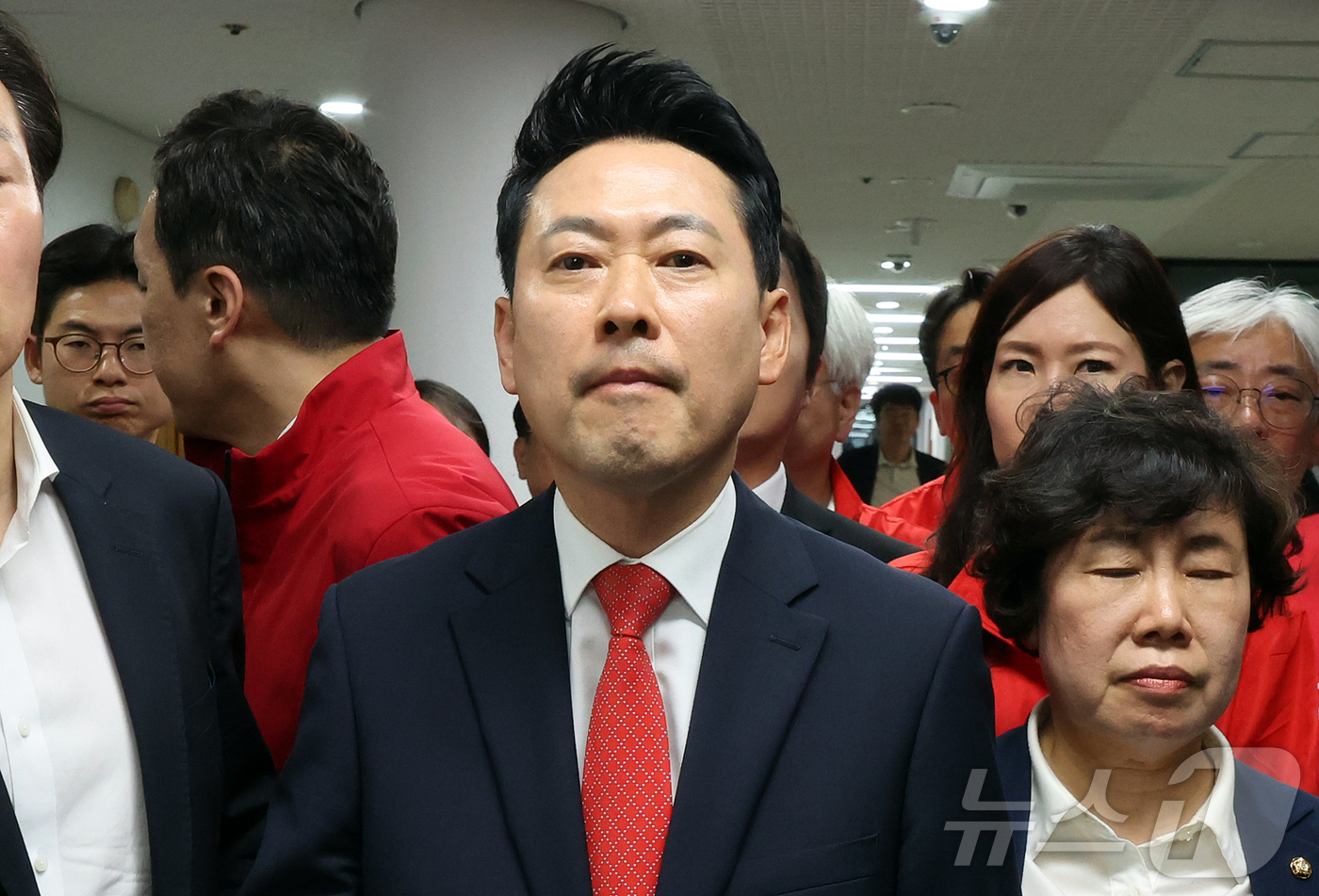(과천=뉴스1) 김진환 기자 = 장동혁 국민의힘 대표가 4일 오전 경기 과천 중앙선거관리위원회를 방문해 지난 3일 서울 송파구 등 일부 투표소에서 벌어진 투표용지 부족 사태와 관련 …