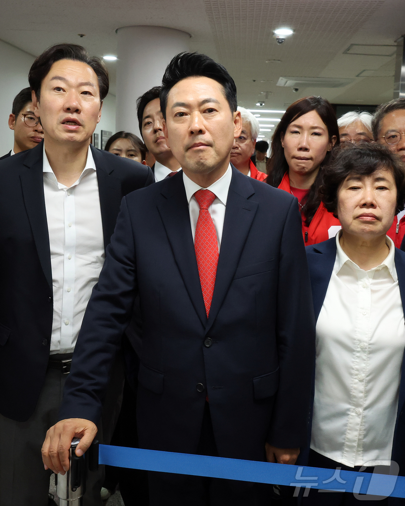 (과천=뉴스1) 김진환 기자 = 장동혁 국민의힘 대표가 4일 오전 경기 과천 중앙선거관리위원회를 방문해 지난 3일 서울 송파구 등 일부 투표소에서 벌어진 투표용지 부족 사태와 관련 …