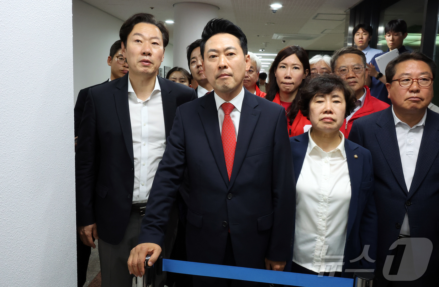(과천=뉴스1) 김진환 기자 = 장동혁 국민의힘 대표가 4일 오전 경기 과천 중앙선거관리위원회를 방문해 지난 3일 서울 송파구 등 일부 투표소에서 벌어진 투표용지 부족 사태와 관련 …