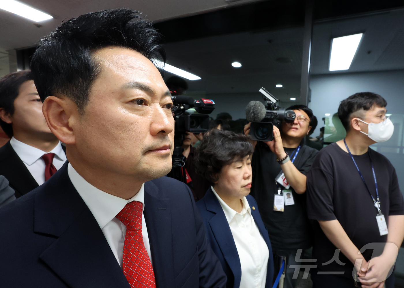 (과천=뉴스1) 김진환 기자 = 장동혁 국민의힘 대표가 4일 오전 경기 과천 중앙선거관리위원회를 방문해 지난 3일 서울 송파구 등 일부 투표소에서 벌어진 투표용지 부족 사태와 관련 …