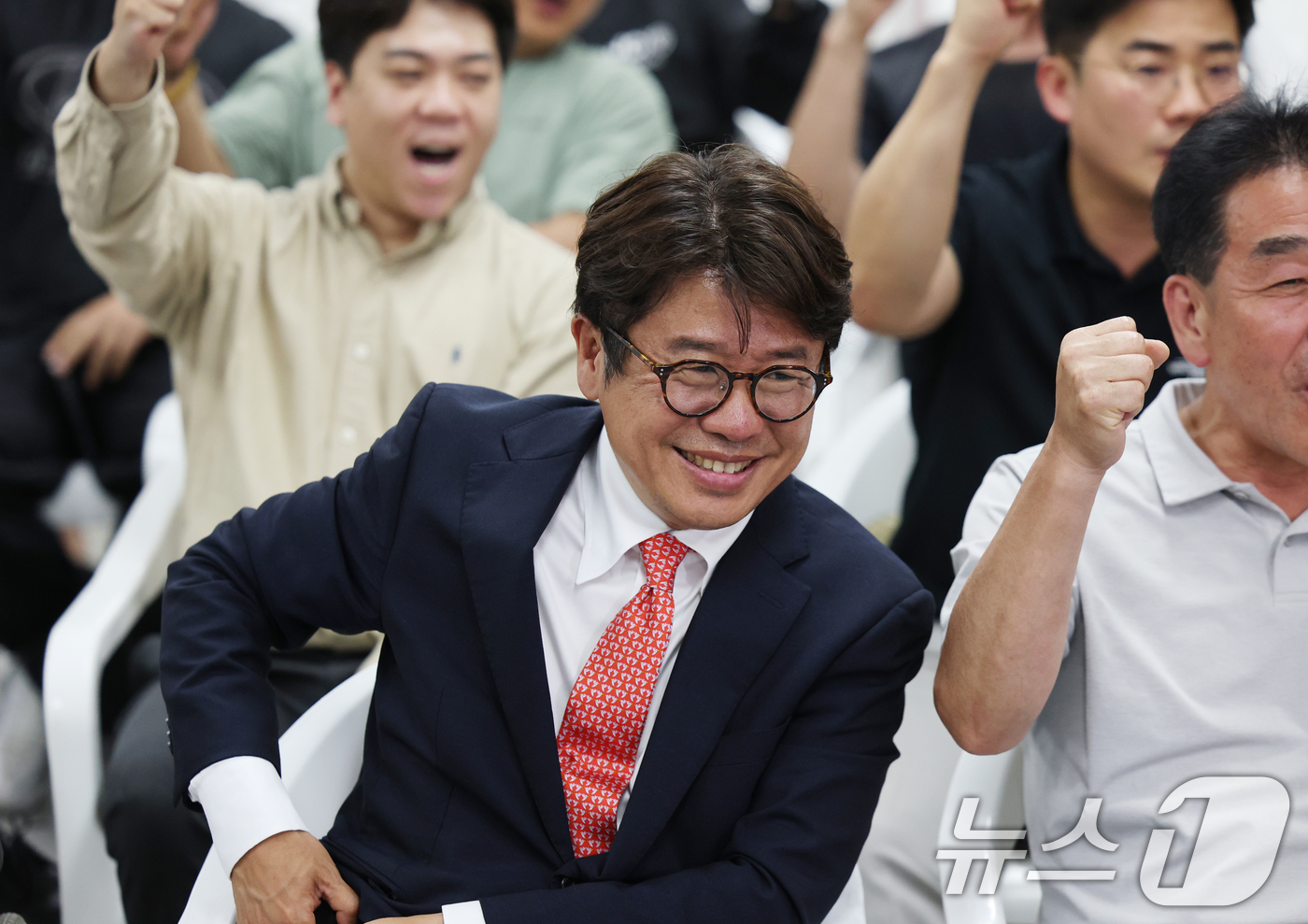 (평택=뉴스1) 김영운 기자 = 유의동 국민의힘 경기 평택시을 국회의원 후보가 4일 오전 경기 평택시 안중읍에 위치한 선거사무소에서 당선이 확실해지자 미소를 짓고 있다. 2026. …