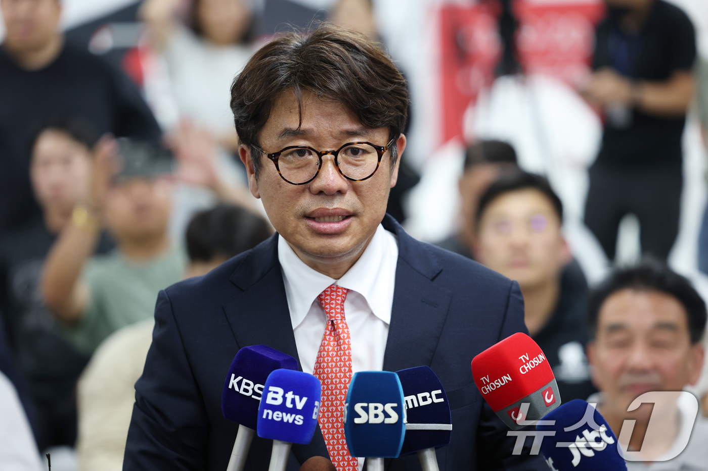 (평택=뉴스1) 김영운 기자 = 유의동 국민의힘 경기 평택시을 국회의원 후보가 4일 오전 경기 평택시 안중읍에 위치한 선거사무소에서 당선이 확실해지자 소감을 밝히고 있다. 2026 …