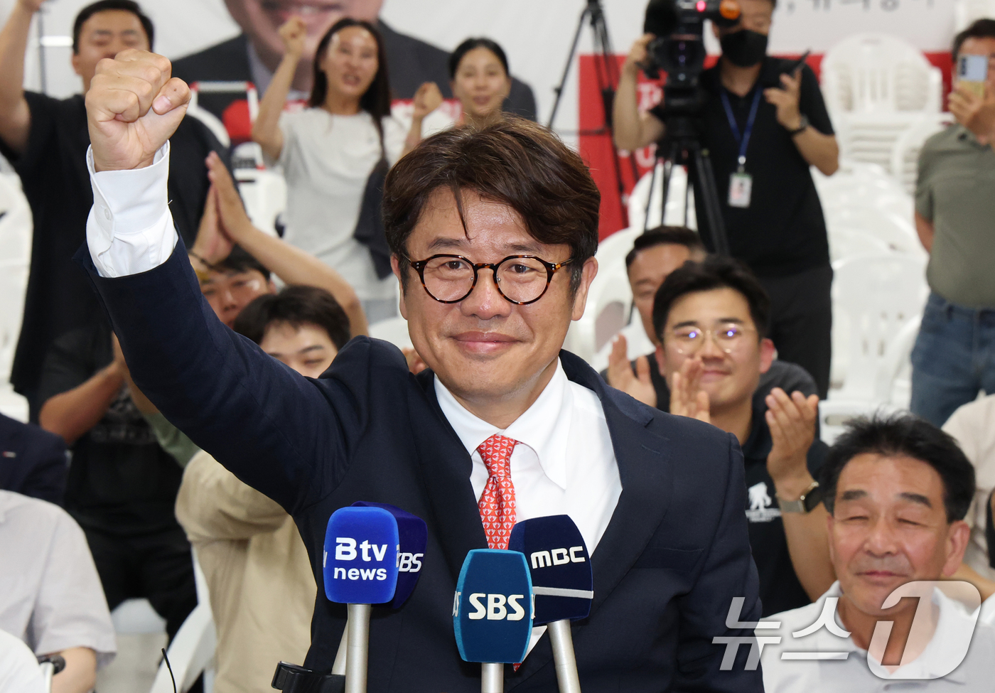 (평택=뉴스1) 김영운 기자 = 유의동 국민의힘 경기 평택시을 국회의원 후보가 4일 오전 경기 평택시 안중읍에 위치한 선거사무소에서 당선이 확실해지자 환호하고 있다. 2026.6. …