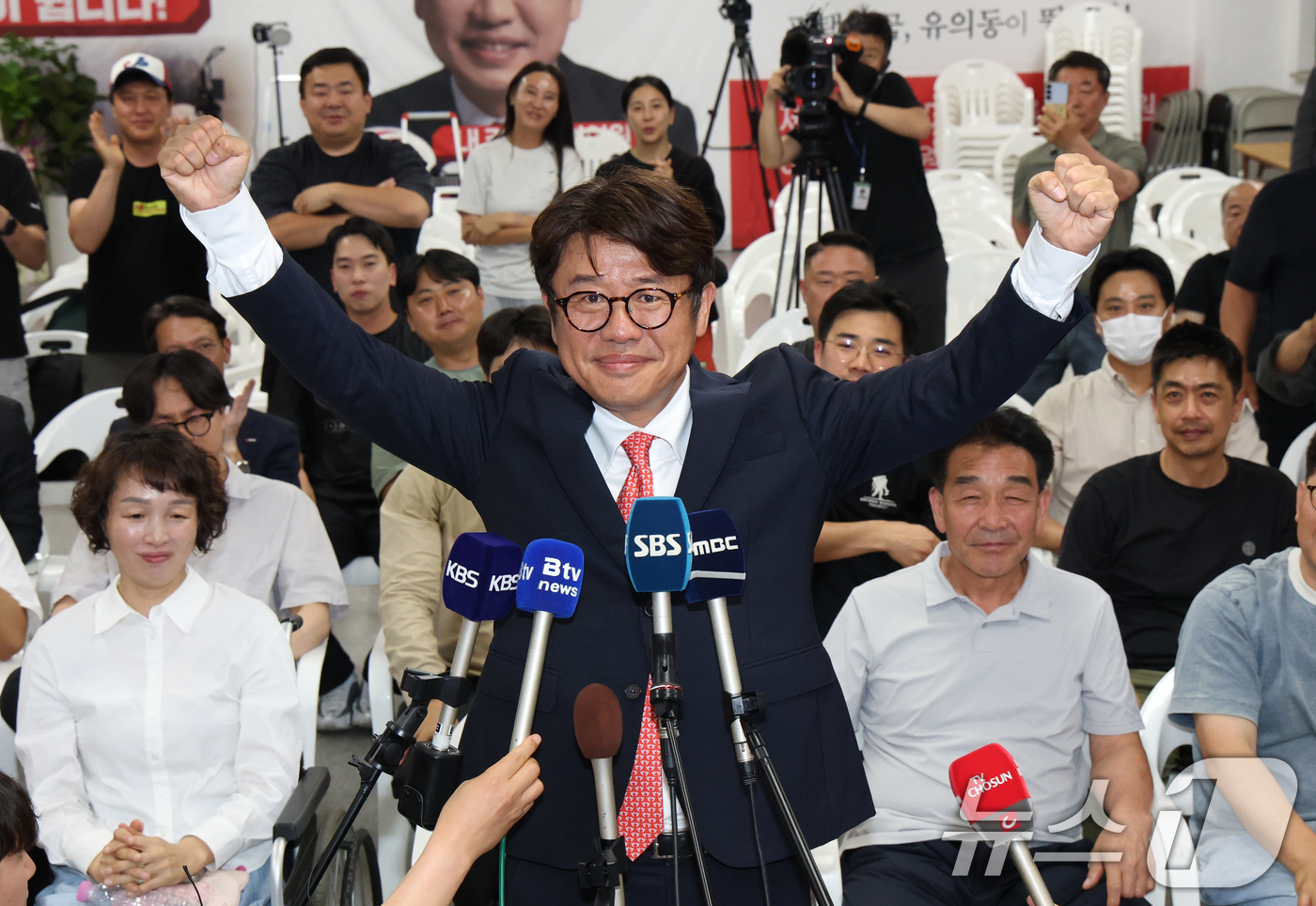 (평택=뉴스1) 김영운 기자 = 유의동 국민의힘 경기 평택시을 국회의원 후보가 4일 오전 경기 평택시 안중읍에 위치한 선거사무소에서 당선이 확실해지자 환호하고 있다. 2026.6. …