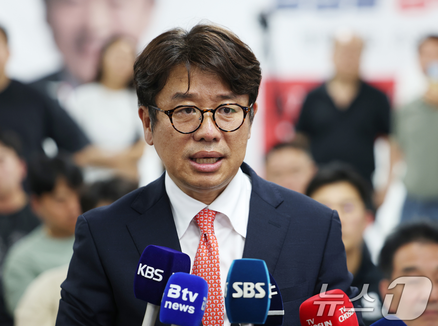 (평택=뉴스1) 김영운 기자 = 유의동 국민의힘 경기 평택시을 국회의원 후보가 4일 오전 경기 평택시 안중읍에 위치한 선거사무소에서 당선이 확실해지자 소감을 밝히고 있다. 2026 …
