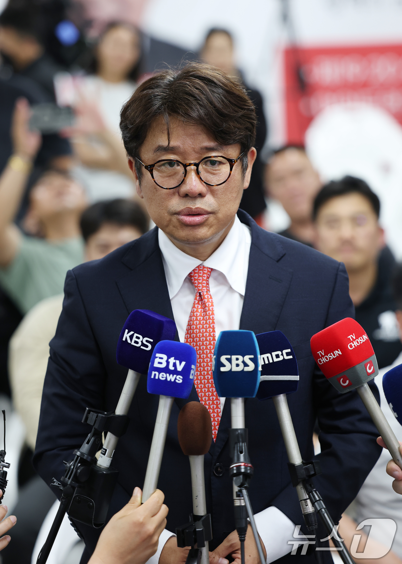 (평택=뉴스1) 김영운 기자 = 유의동 국민의힘 경기 평택시을 국회의원 후보가 4일 오전 경기 평택시 안중읍에 위치한 선거사무소에서 당선이 확실해지자 소감을 밝히고 있다. 2026 …