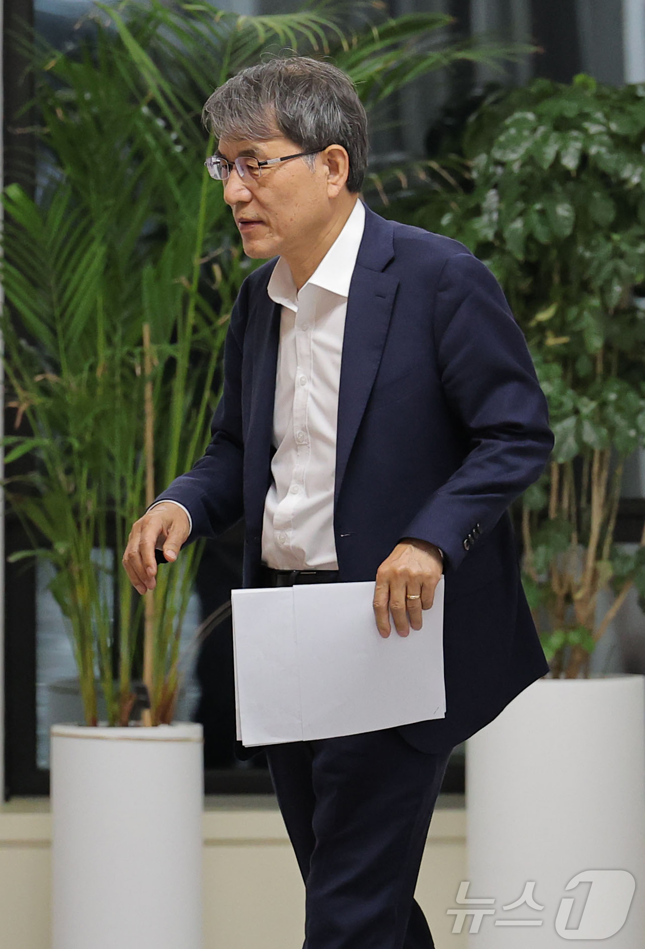 (과천=뉴스1) 김진환 기자 = 노태악 중앙선거관리위원장이 4일 경기 과천 중앙선관위에서 열린 긴급위원회 회의를 마친 뒤 위원장실로 향하고 있다. (공동취재) 2026.6.4/뉴스 …