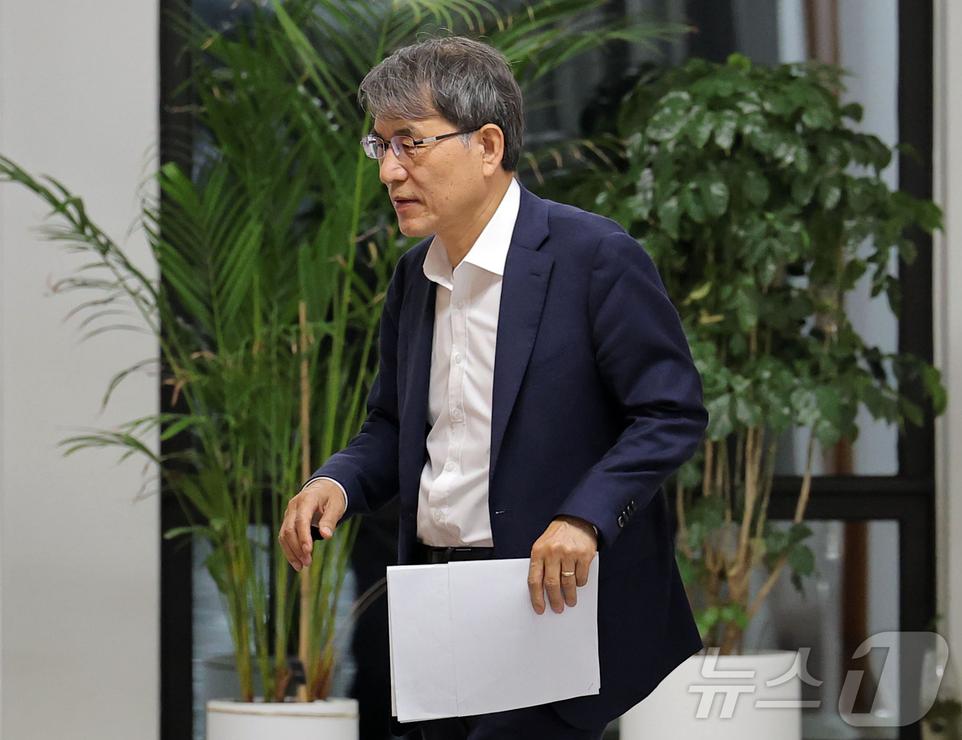 (과천=뉴스1) 김진환 기자 = 노태악 중앙선거관리위원장이 4일 경기 과천 중앙선관위에서 열린 긴급위원회 회의를 마친 뒤 위원장실로 향하고 있다. (공동취재) 2026.6.4/뉴스 …
