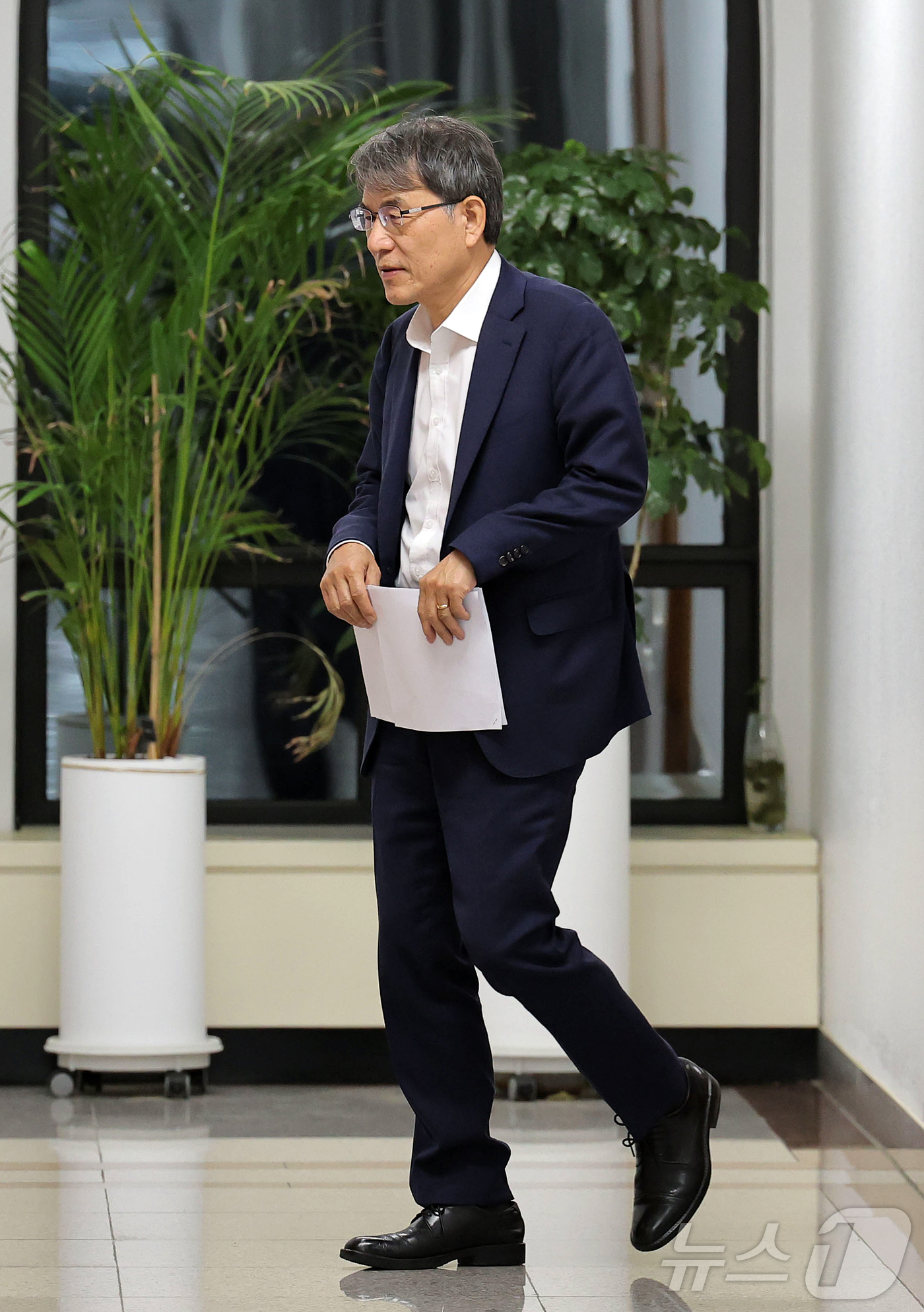 (과천=뉴스1) 김진환 기자 = 노태악 중앙선거관리위원장이 4일 경기 과천 중앙선관위에서 열린 긴급위원회 회의를 마친 뒤 위원장실로 향하고 있다. (공동취재) 2026.6.4/뉴스 …