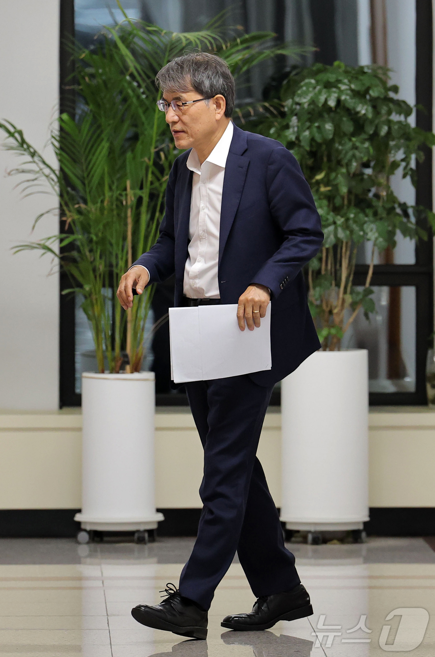 (과천=뉴스1) 김진환 기자 = 노태악 중앙선거관리위원장이 4일 경기 과천 중앙선관위에서 열린 긴급위원회 회의를 마친 뒤 위원장실로 향하고 있다. (공동취재) 2026.6.4/뉴스 …