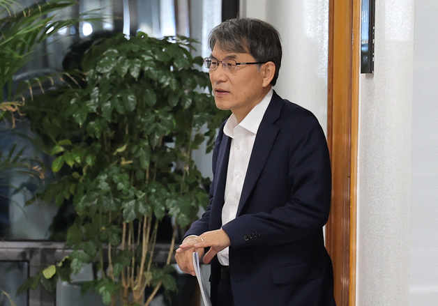 위원장실 향하는 노태악 중앙선거관리위원장
