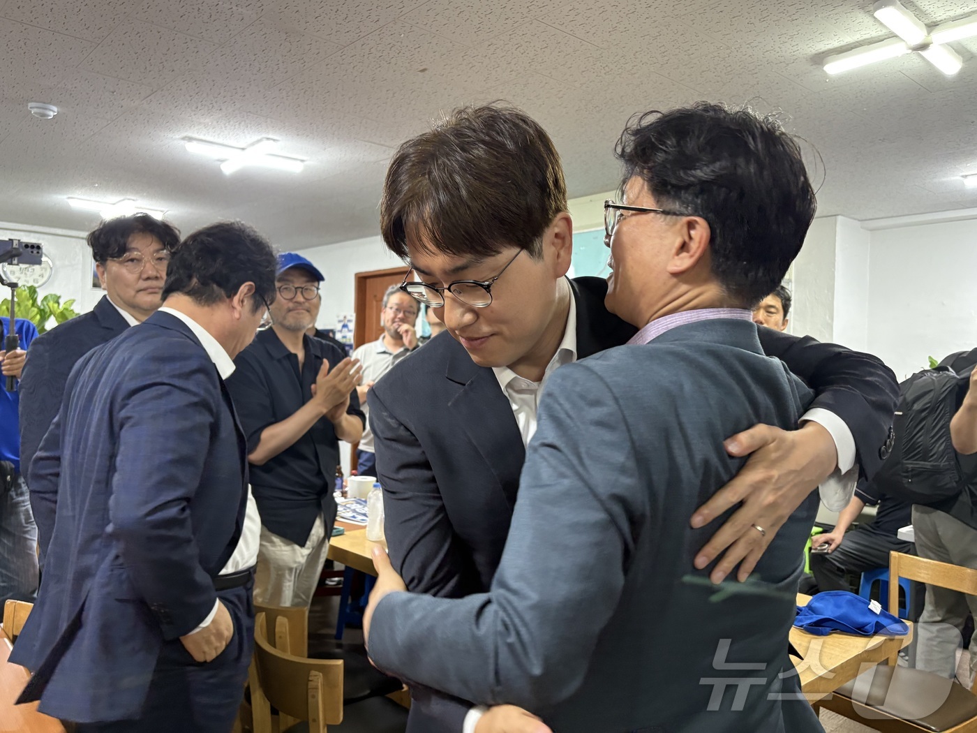 (부산=뉴스1) 박서현 기자 = 부산 북구갑 국회의원 보궐선거에 출마한 하정우 더불어민주당 후보가 4일 새벽 부산 북구 구포동 선거캠프를 찾아 패배를 인정하며 지지자들과 포옹하고 …