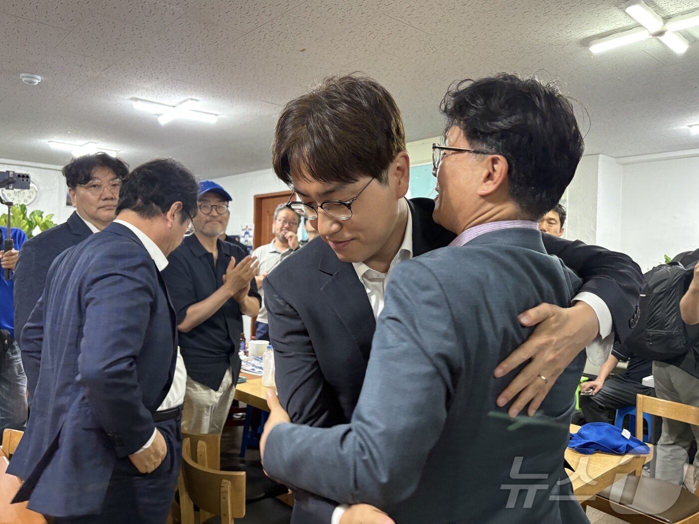 본문 이미지 - 부산 북구갑 국회의원 보궐선거에 출마한 하정우 더불어민주당 후보가 4일 새벽 부산 북구 구포동 선거캠프를 찾아 패배를 인정하며 지지자들과 포옹하고 있다. 2026.6.4 ⓒ 뉴스1 박서현 기자