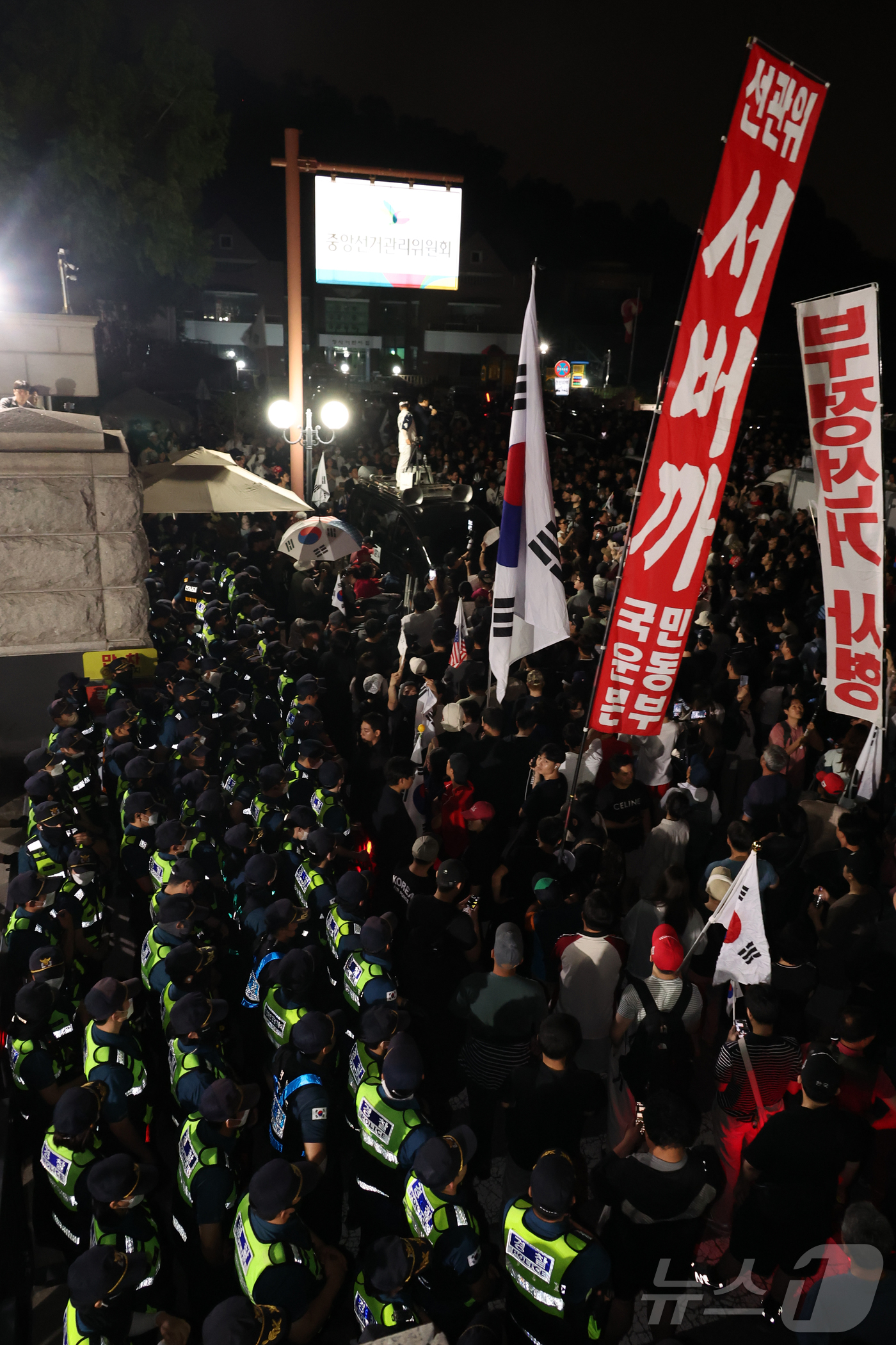 (과천=뉴스1) 김진환 기자 = 4일 오전 경기 과천시 중앙선거관리위원회 앞에서 시민들이 제9회 전국동시지방선거 투표용지 부족 사태와 관련해 항의를 하고 있다. (공동취재) 202 …