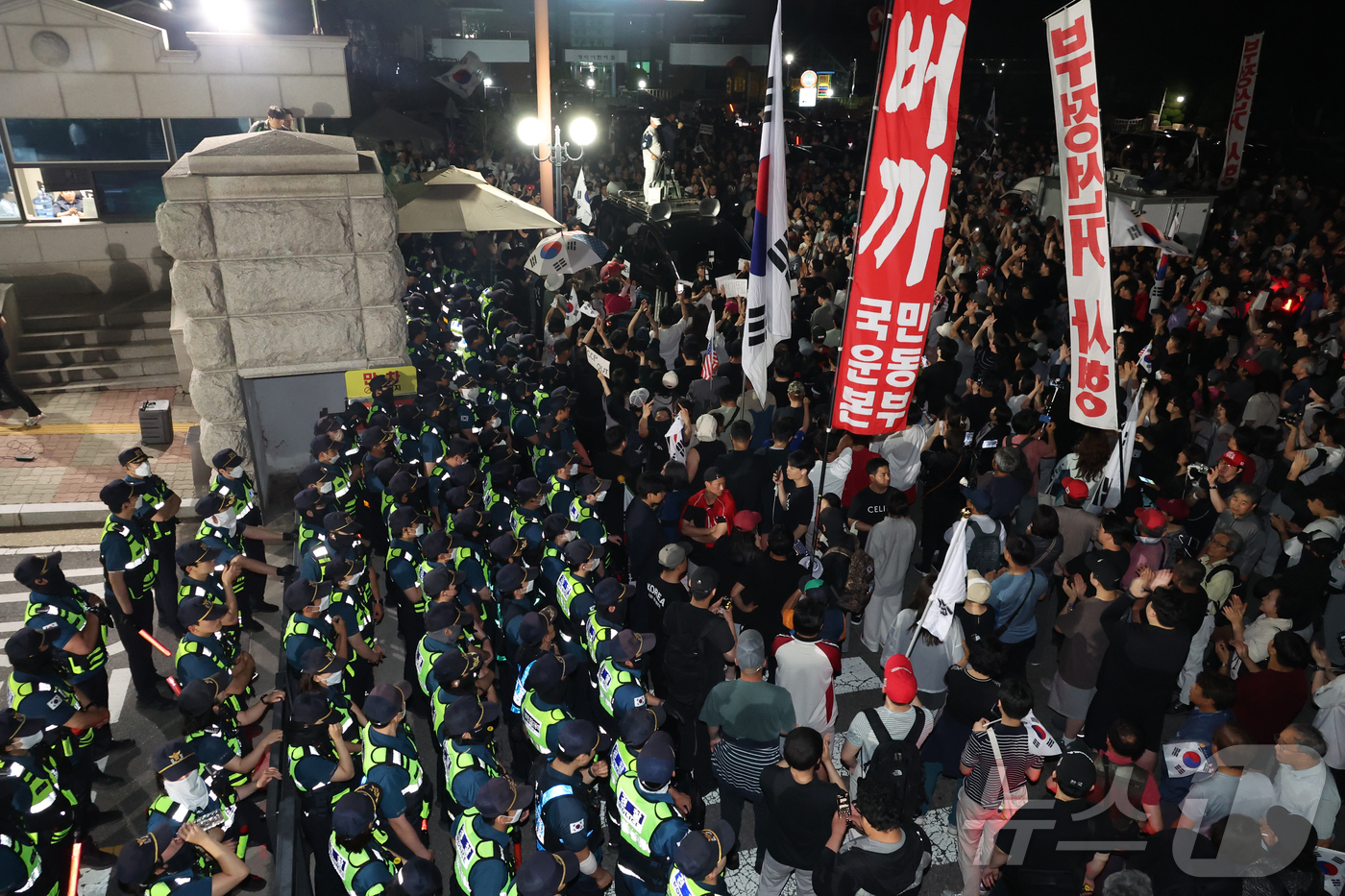 (과천=뉴스1) 김진환 기자 = 4일 오전 경기 과천시 중앙선거관리위원회 앞에서 시민들이 제9회 전국동시지방선거 투표용지 부족 사태와 관련해 항의를 하고 있다. (공동취재) 202 …