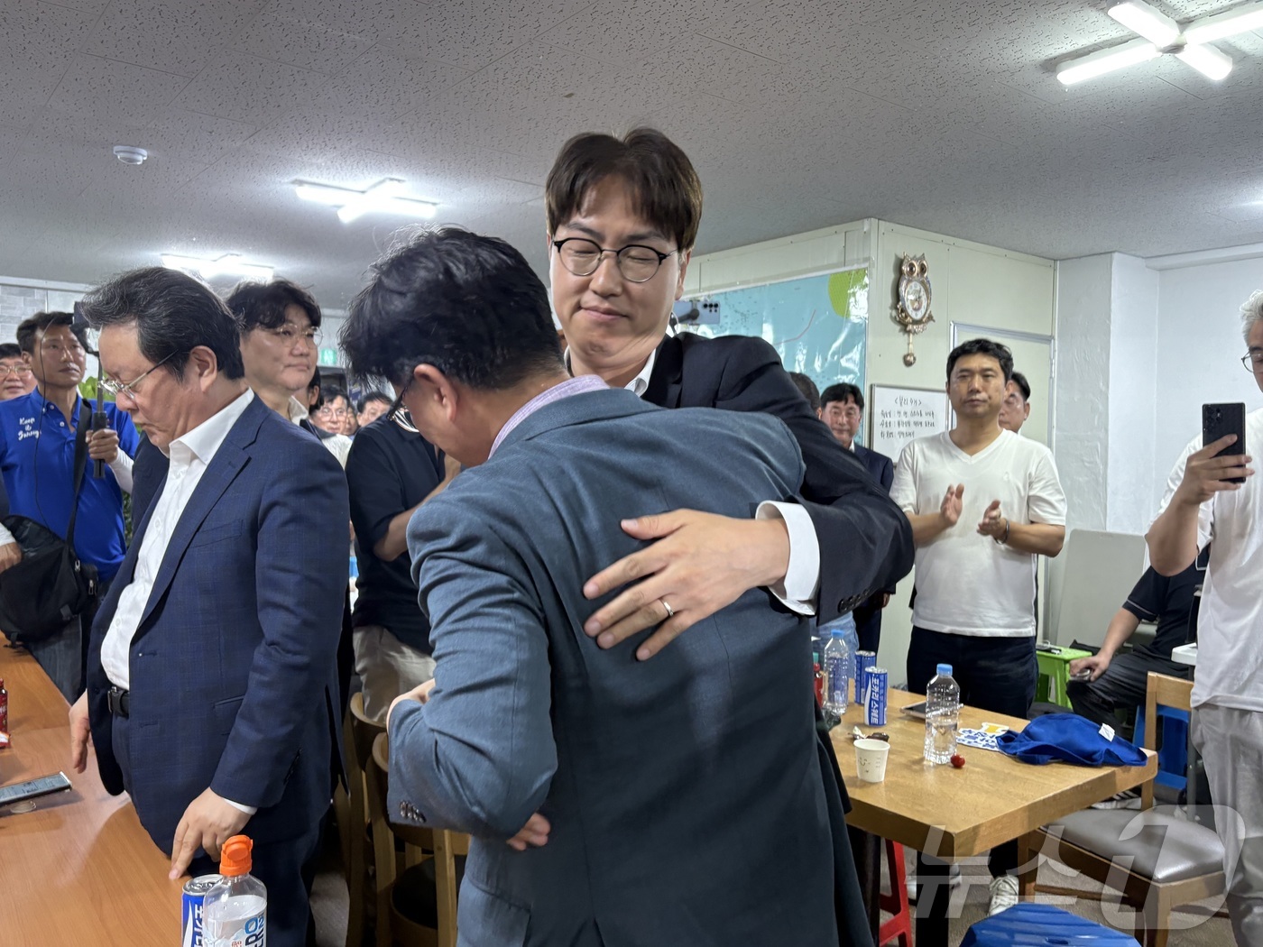 (부산=뉴스1) 박서현 기자 = 부산 북구갑 국회의원 보궐선거에 출마한 하정우 더불어민주당 후보가 4일 새벽 부산 북구 구포동 선거캠프를 찾아 패배를 인정하며 지지자들과 포옹하고 …