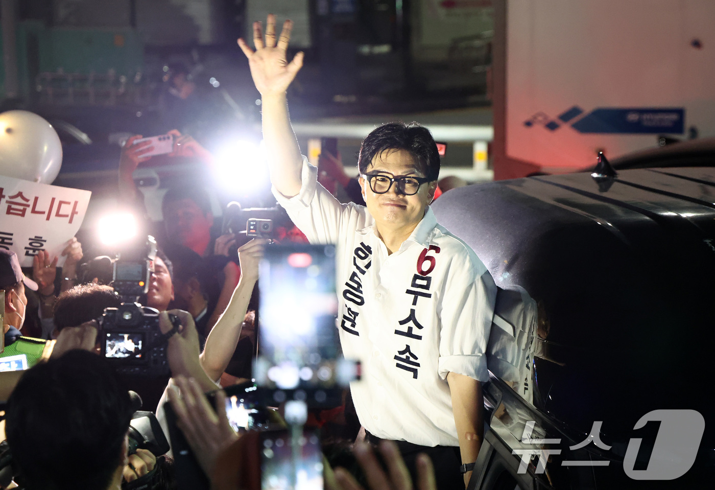 (부산=뉴스1) 최지환 기자 = 한동훈 무소속 부산 북구갑 국회의원 후보가 4일 새벽 부산 북구 선거사무소를 떠나며 지지자들에게 인사하고 있다. 2026.6.4/뉴스1