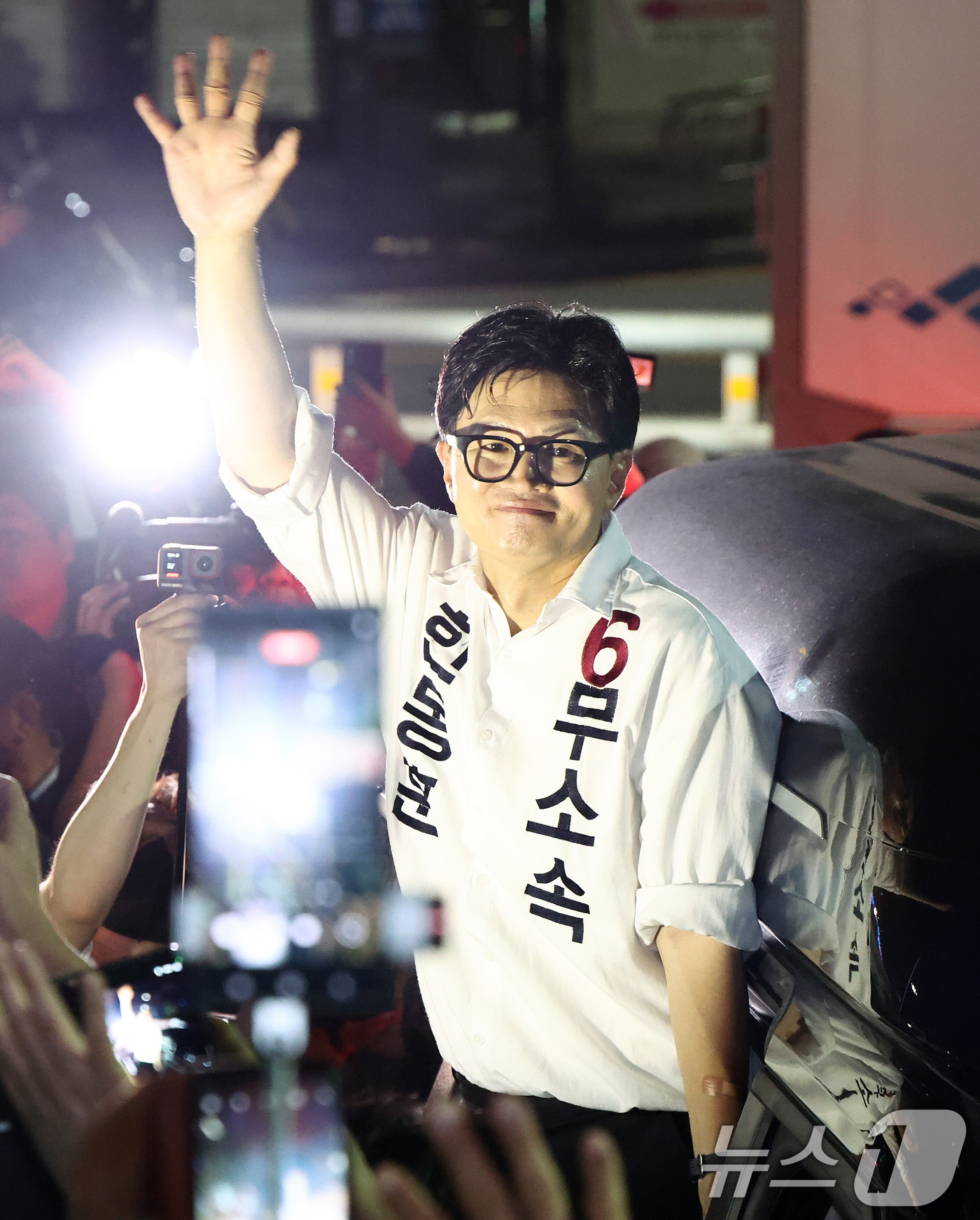 (부산=뉴스1) 최지환 기자 = 한동훈 무소속 부산 북구갑 국회의원 후보가 4일 새벽 부산 북구 선거사무소를 떠나며 지지자들에게 인사하고 있다. 2026.6.4/뉴스1