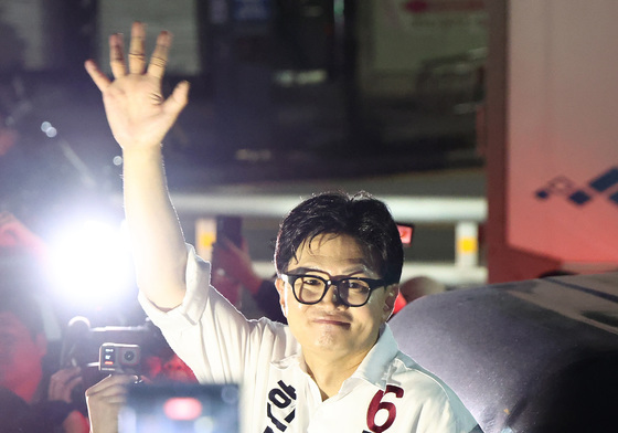 역전승 후 밝은 표정으로 선거사무소 떠나는 한동훈 후보