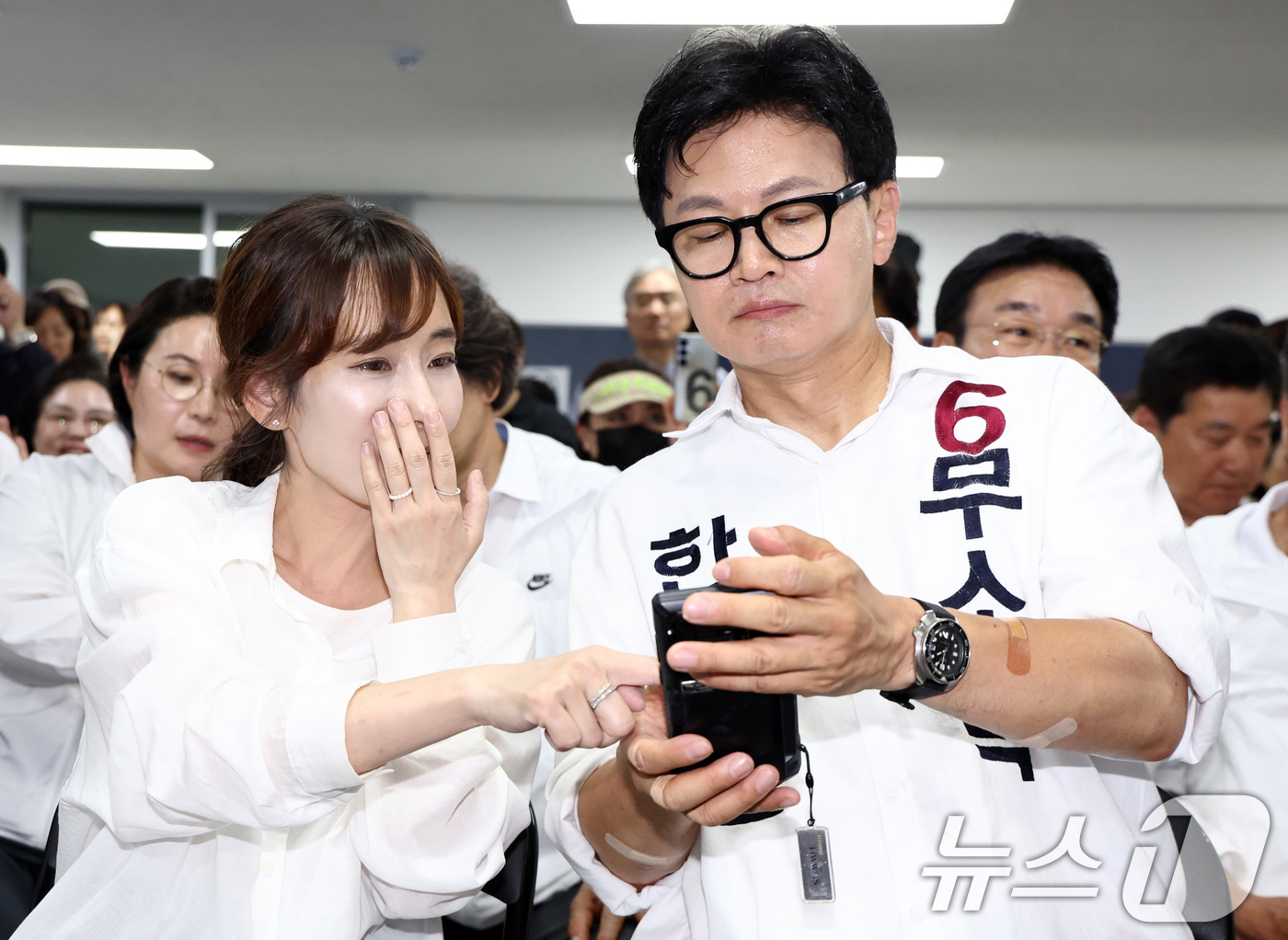 (부산=뉴스1) 최지환 기자 = 한동훈 무소속 부산 북구갑 국회의원 후보와 부인 진은정 변호사가 4일 새벽 부산 북구 선거사무소에서 개표 결과를 확인하고 있다. 2026.6.4/뉴 …