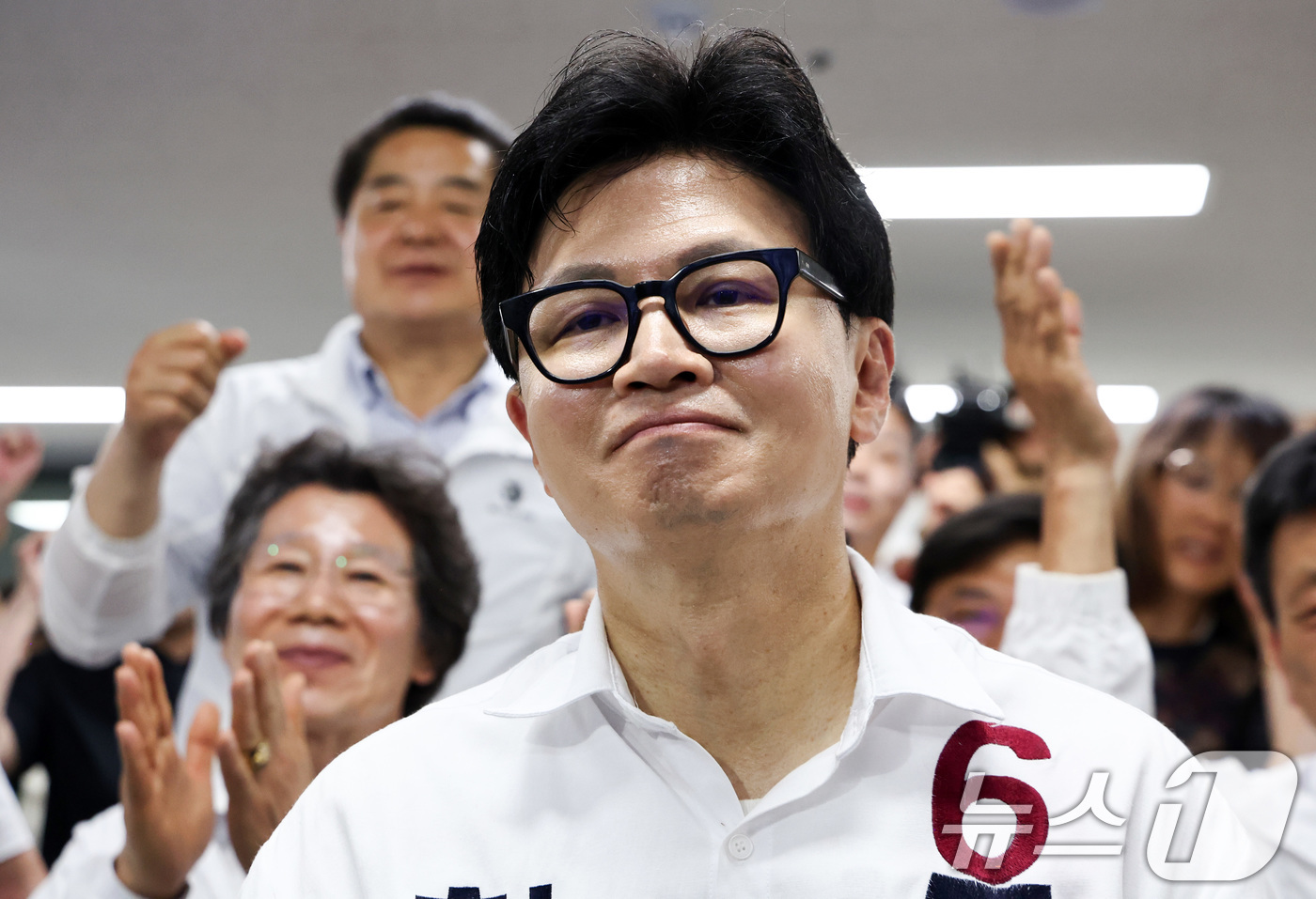 (부산=뉴스1) 최지환 기자 = 한동훈 무소속 부산 북구갑 국회의원 후보가 4일 새벽 부산 북구 선거사무소에서 당선이 확정되자 미소를 짓고 있다. 2026.6.4/뉴스1