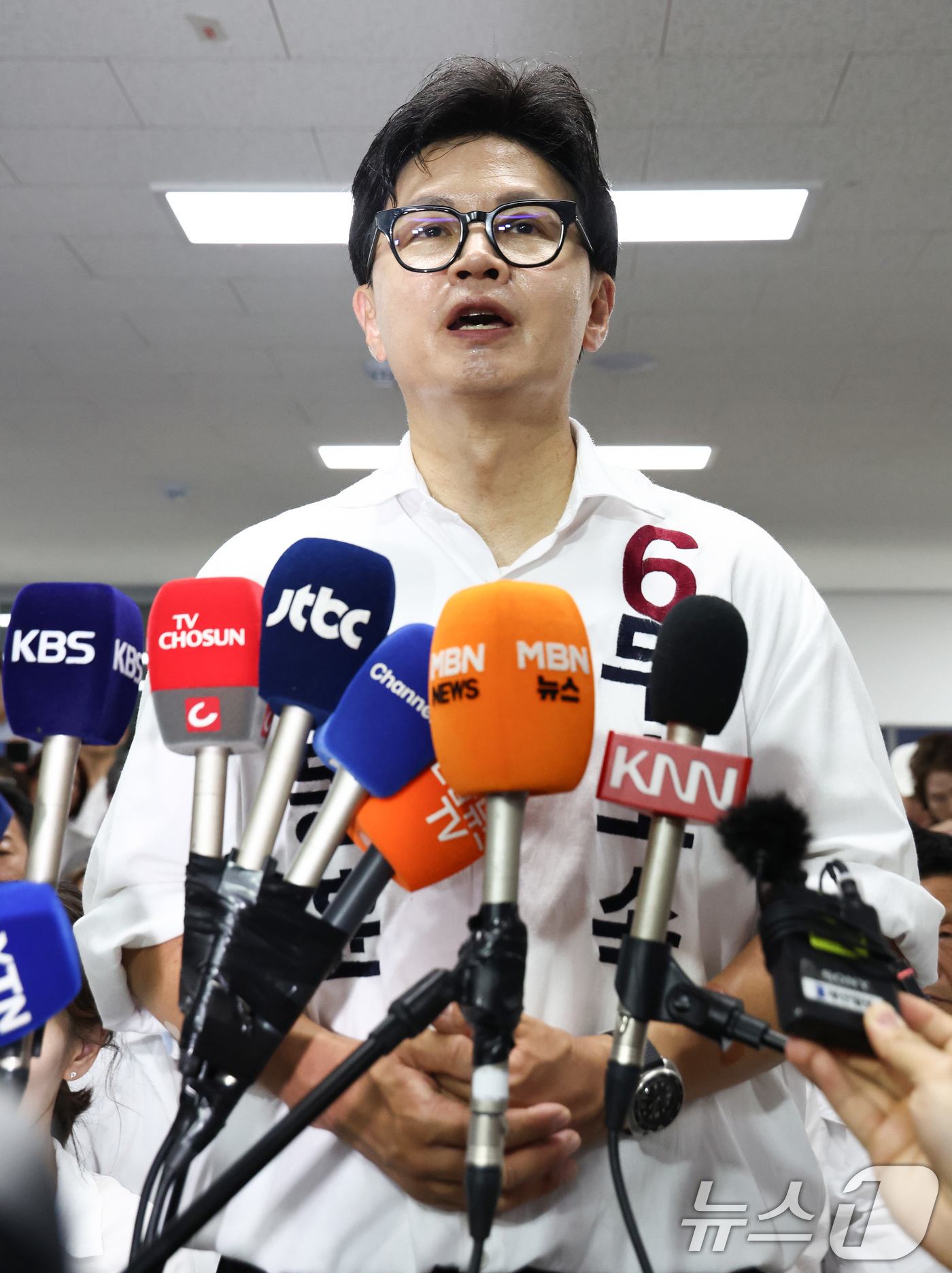 (부산=뉴스1) 최지환 기자 = 한동훈 무소속 부산 북구갑 국회의원 후보가 4일 새벽 부산 북구 선거사무소에서 당선이 확정되자 소감을 밝히고 있다. 2026.6.4/뉴스1