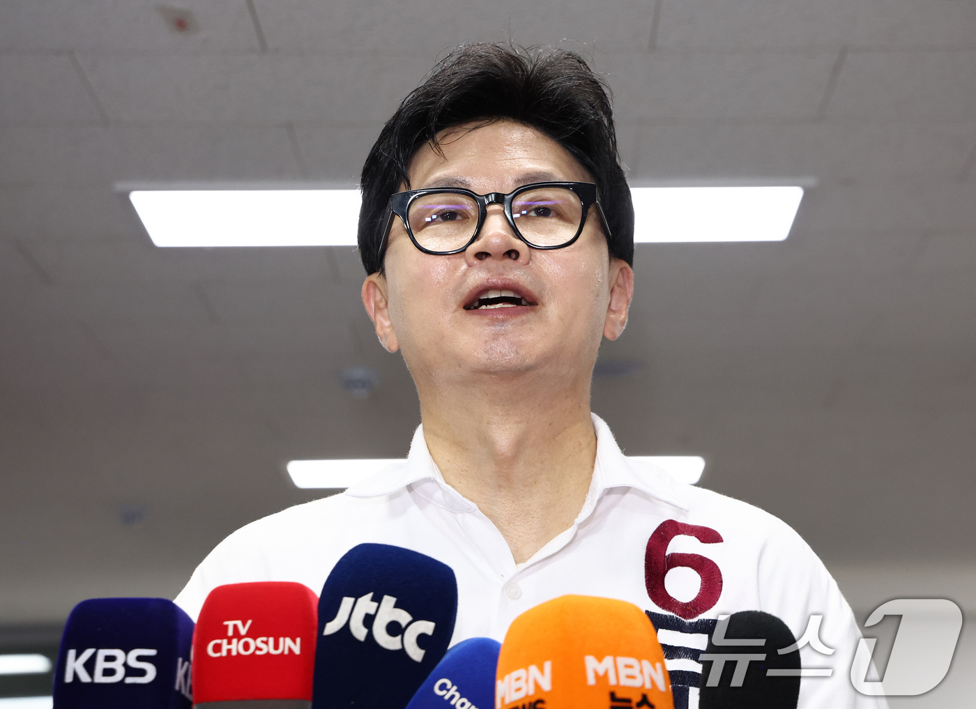 (부산=뉴스1) 최지환 기자 = 한동훈 무소속 부산 북구갑 국회의원 후보가 4일 새벽 부산 북구 선거사무소에서 당선이 확정되자 소감을 밝히고 있다. 2026.6.4/뉴스1