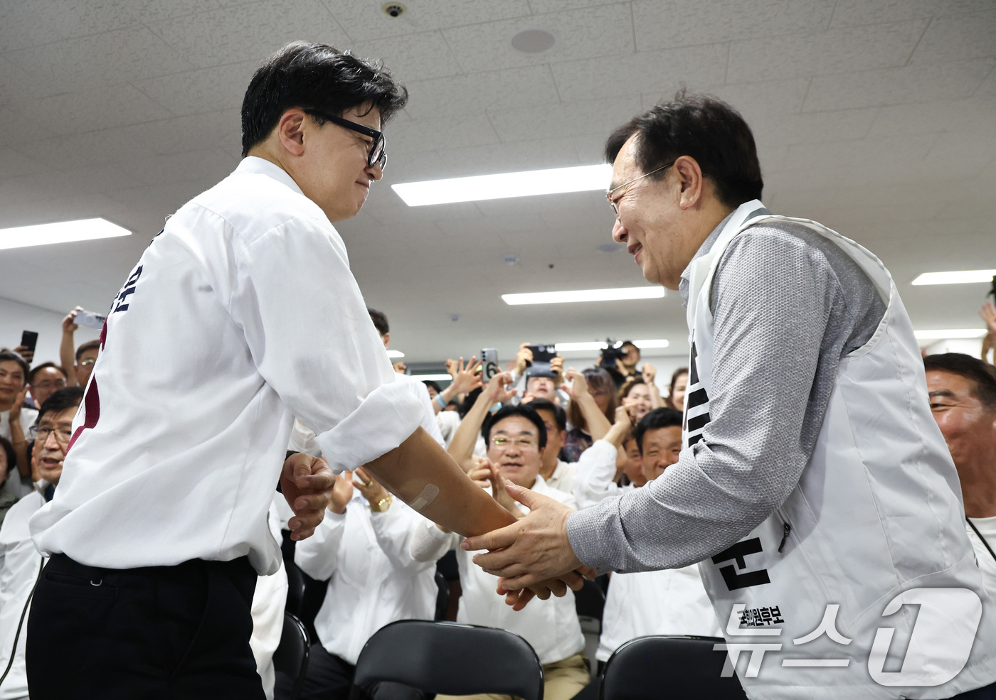 (부산=뉴스1) 최지환 기자 = 한동훈 무소속 부산 북구갑 국회의원 후보와 서병수 명예 선대위원장이 4일 새벽 부산 북구 선거사무소에서 당선이 확실시되자 밝은 표정으로 악수하고 있 …