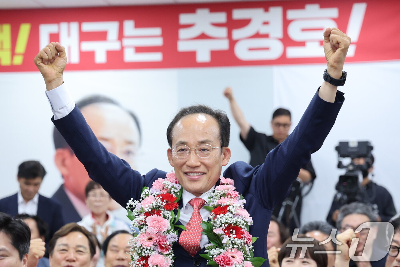 본문 이미지 - 추경호 국민의힘 대구시장 후보가 4일 대구 수성구 자신의 선거사무소에서 당선 인사를 하고 있다. 2026.6.4 ⓒ 뉴스1 신웅수 기자