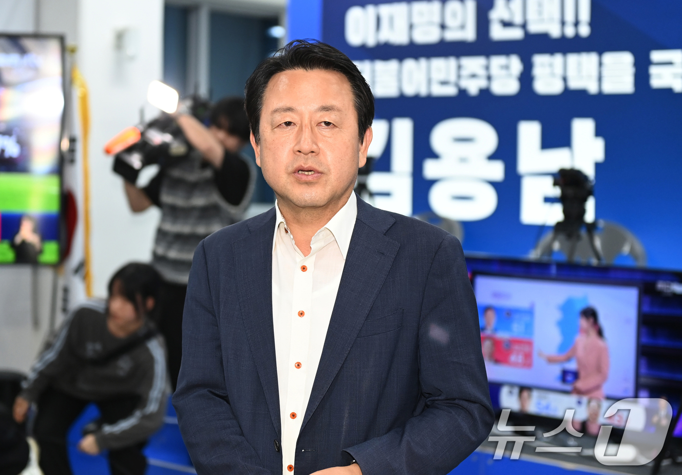 (평택=뉴스1) 김영운 기자 = 6·3 경기 평택을 국회의원 재선거에 낙선한 김용남 더불어민주당 후보가 4일 경기 평택시 안중읍 선거사무소에서 소감을 밝히고 있다. (공동취재) 2 …