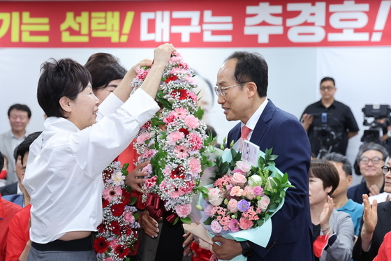당선 축하 받는 추경호
