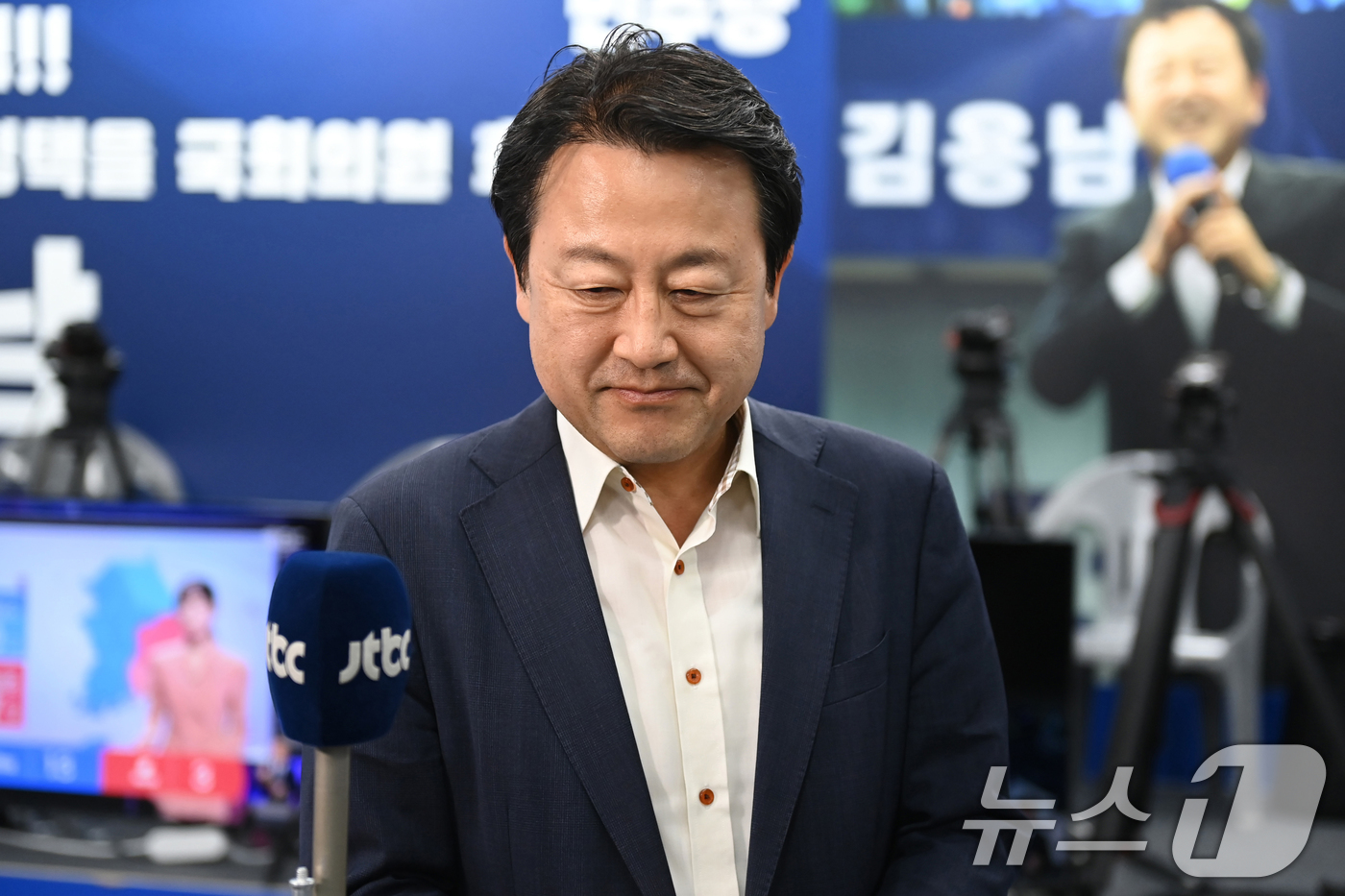 (평택=뉴스1) 김영운 기자 = 6·3 경기 평택을 국회의원 재선거에 낙선한 김용남 더불어민주당 후보가 4일 경기 평택시 안중읍 선거사무소에서 소감을 밝힌 뒤  이동하고 있다. ( …