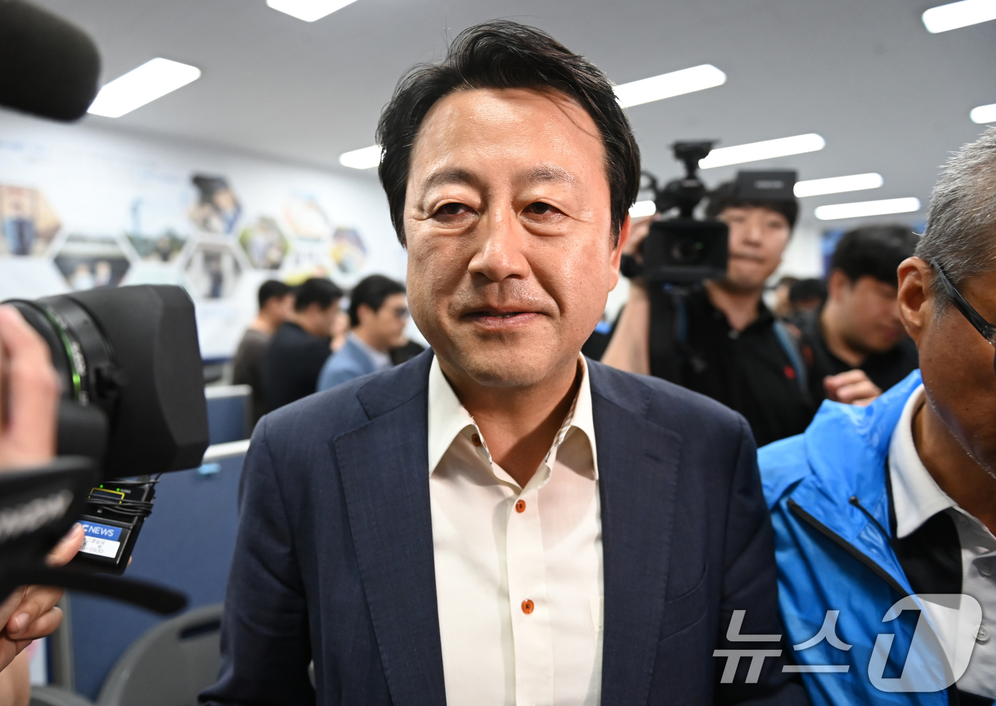 (평택=뉴스1) 김영운 기자 = 6·3 경기 평택을 국회의원 재선거에 낙선한 김용남 더불어민주당 후보가 4일 경기 평택시 안중읍 선거사무소에서 소감을 밝힌 뒤  이동하고 있다. ( …
