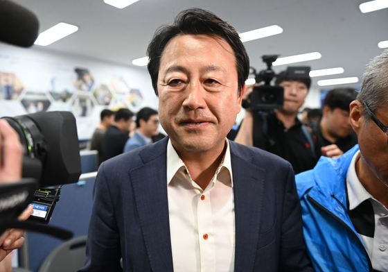 선거사무소 나서는 김용남