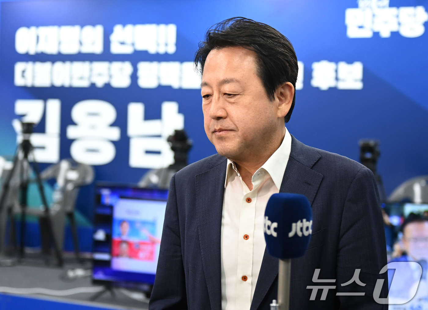 (평택=뉴스1) 김영운 기자 = 6·3 경기 평택을 국회의원 재선거에 낙선한 김용남 더불어민주당 후보가 4일 경기 평택시 안중읍 선거사무소에서 소감을 밝힌 뒤  이동하고 있다. ( …